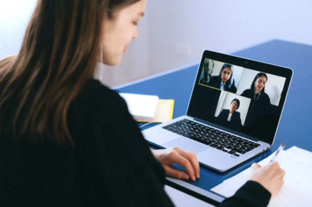 women-virtual-meeting